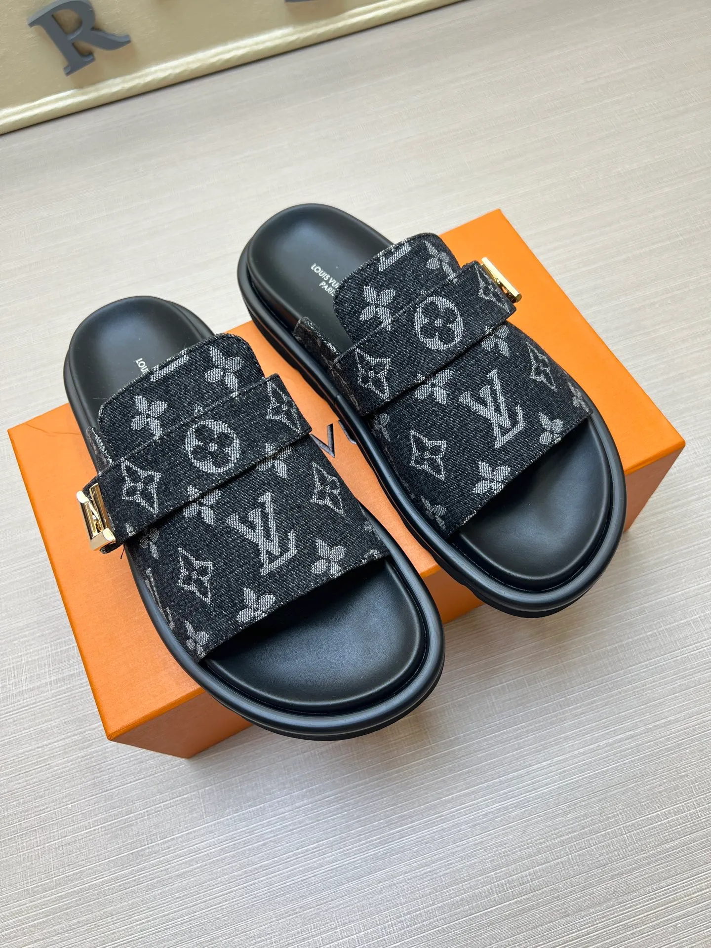 Factory price: 360💰【LOUIS VUITTON】Louis Vuitton, LV printing, men's and women's slippers are on the market, drawer box packaging with cloth bag, card, the upper pattern looks very soft and waxy, super versatile leg slimming artifact. Fabric: imported denim/canvas/old fabric, LV hardware LOGO, official website pattern printing, comfortable to wear, foot pads: high elastic men's shoes💰U water table. Sole: foam sole, heel height: about 5cm. Code number: 35-46, 35, 45, 46 are custom-made and non-returnable. Color: multiple colors and styles available.